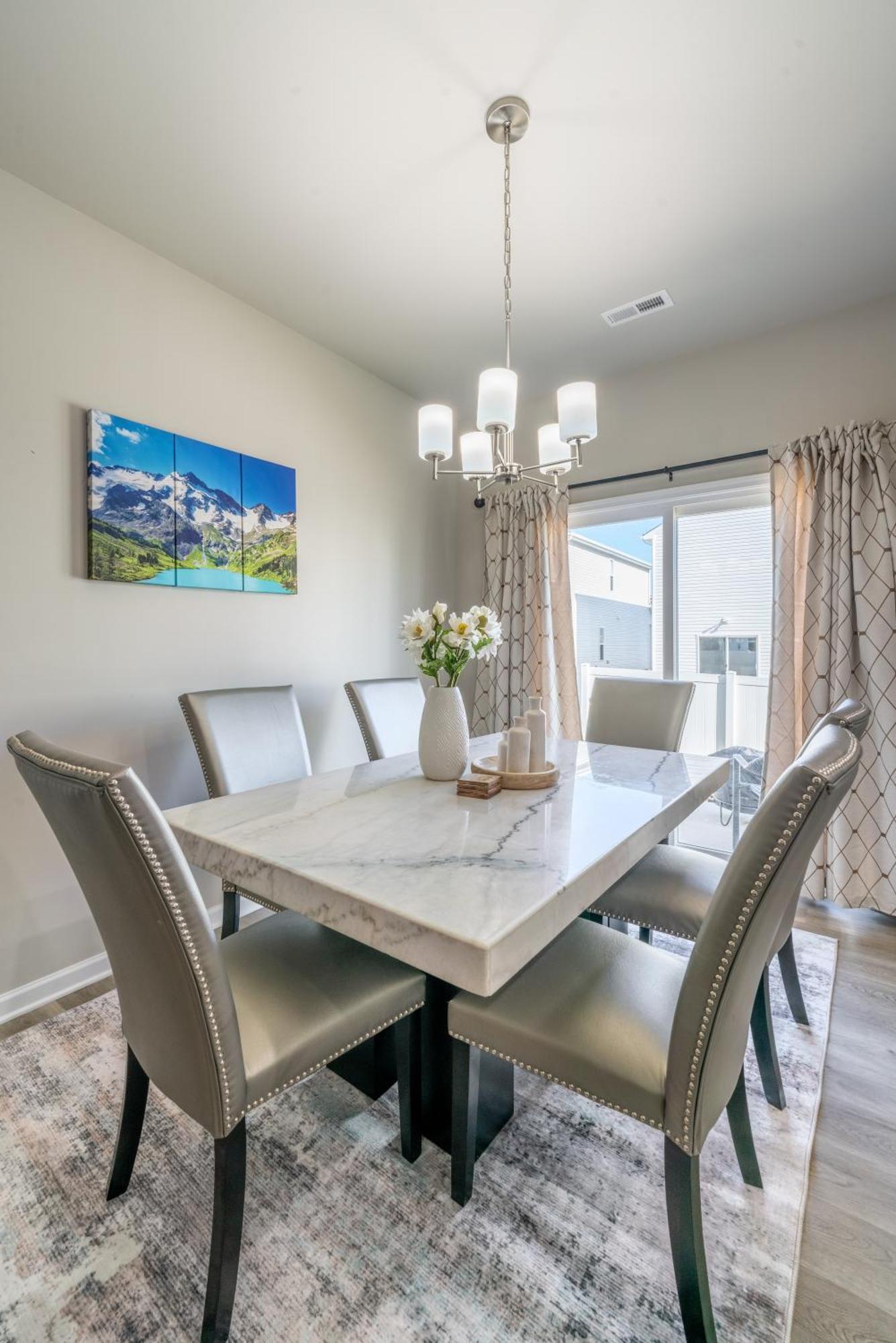 Charming Retreat- Cozy & Stylish Home *